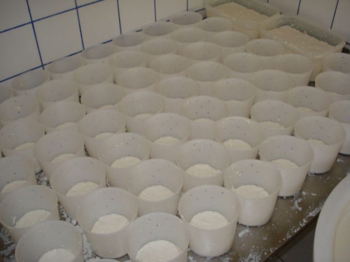 fabrication fromage chevre egouttage 700x524 - La fabrication