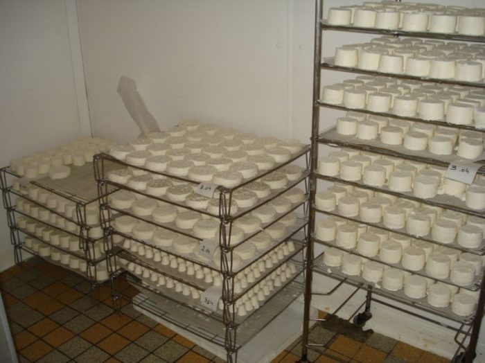 fabrication fromage chevre reessuyage 700x524 - La fabrication